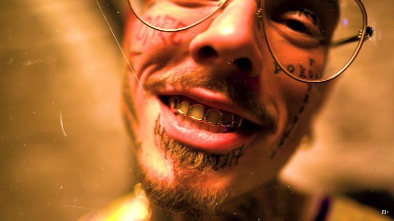 Yzomandias má štyri ruky a Nik Tendo krídla. Milion+ uvádzajú Deckyho album skladbou Gotham
