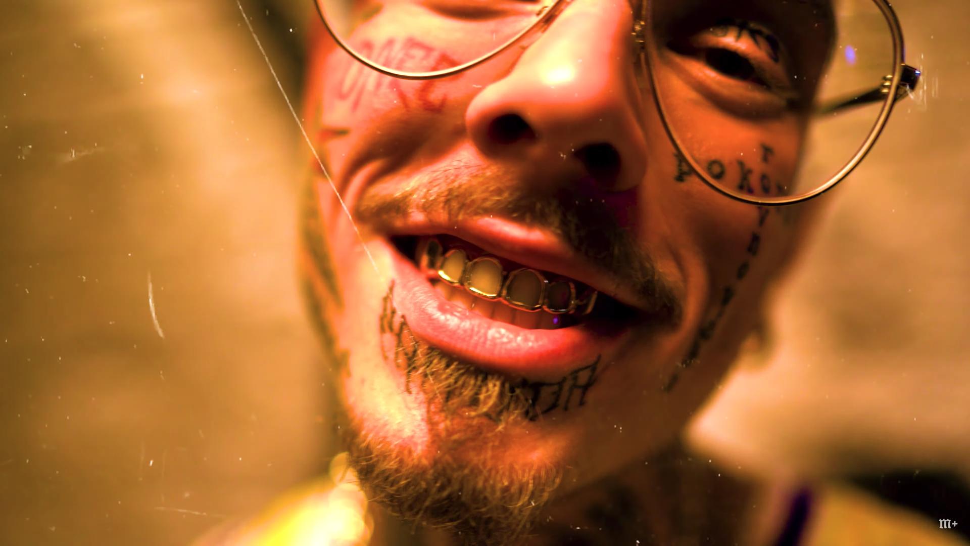 Yzomandias má štyri ruky a Nik Tendo krídla. Milion+ uvádzajú Deckyho album skladbou Gotham