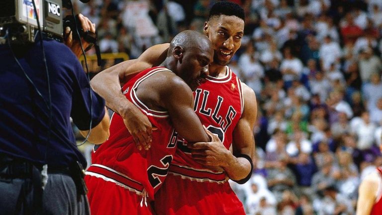 Zápas, který stvořil nejdražší tenisky na světě: Michael Jordan a Flu Game