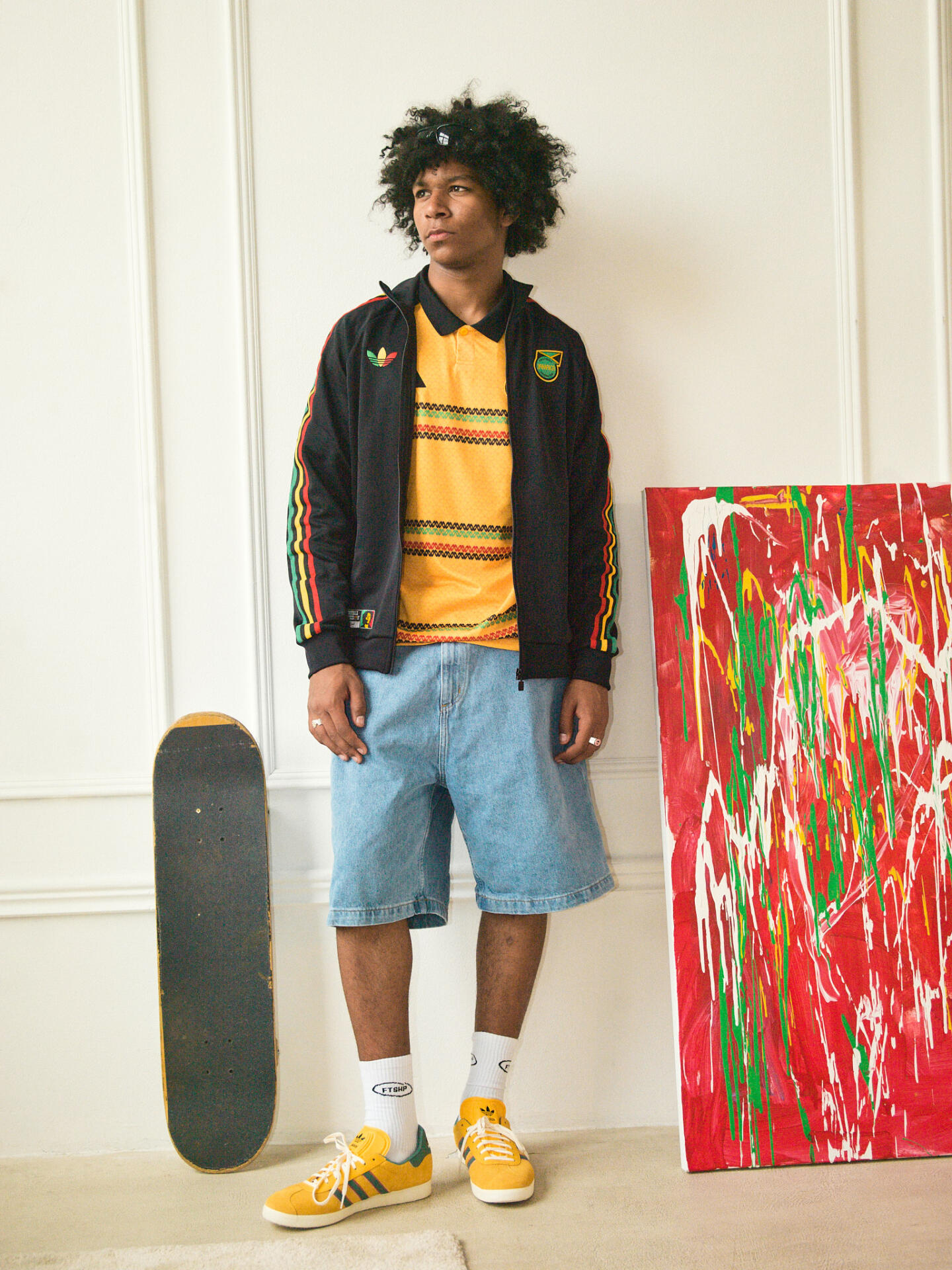 adidas Jamaica × Bob Marley styling shot — model na skateboardu s kompletním setem