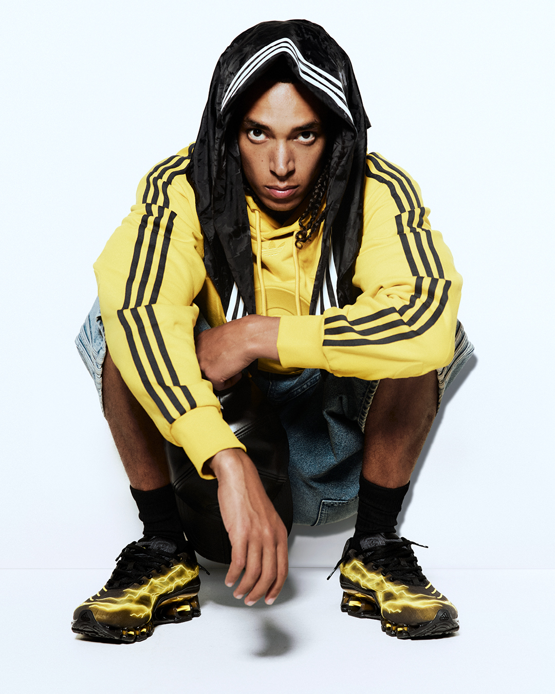 adidas x Pokemon Megaride F50 Pikachu, ujęcie w przykucnięciu